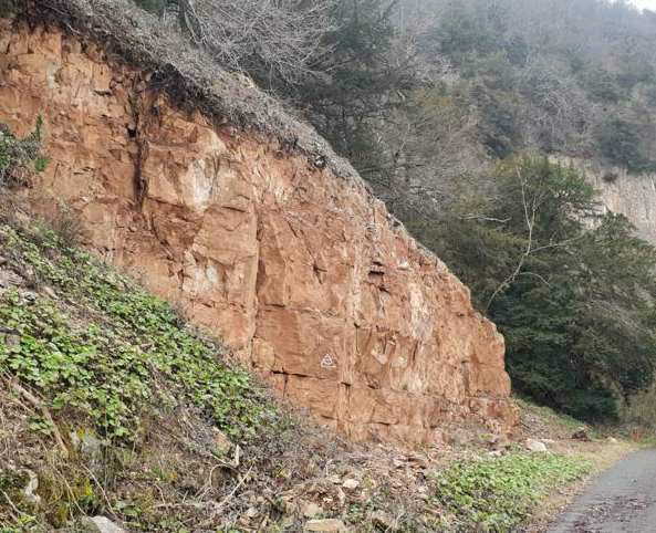 exposed rock close to A468